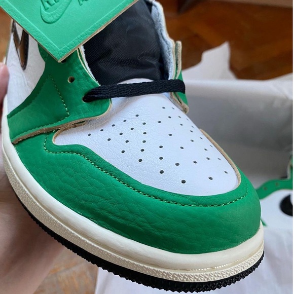 Wmns Jordan 1 Retro High OG “Lucky Green” - Picture 8 of 10